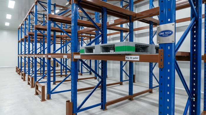Cấu tạo hệ thống kệ drive in Đồng Nai gồm khung chân ray dẫn pallet