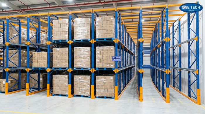 Dãy kệ drive in thực tế dạng khối sâu trong kho pallet